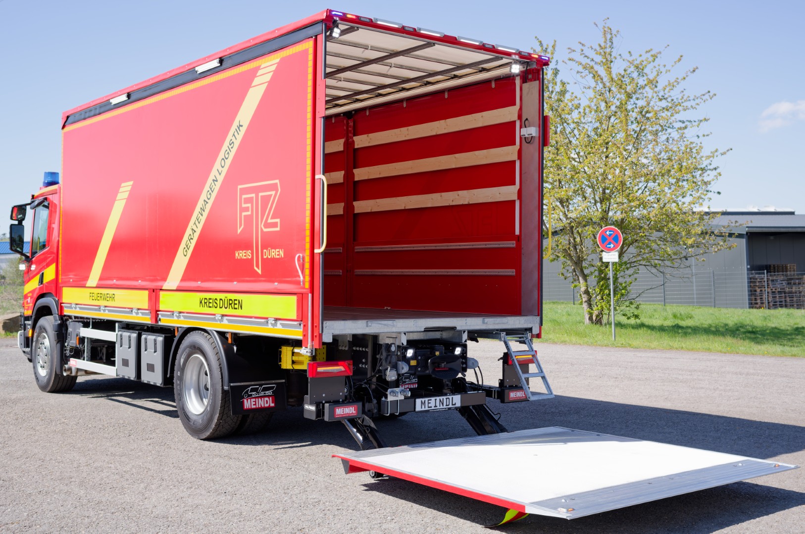 MEINDL GW-L Gerätewagen Feuerwehr Düren FTZ Scania Pritschenaufbau mit Schiebeplane, Ladebordwand Hänsch NOVA-LED