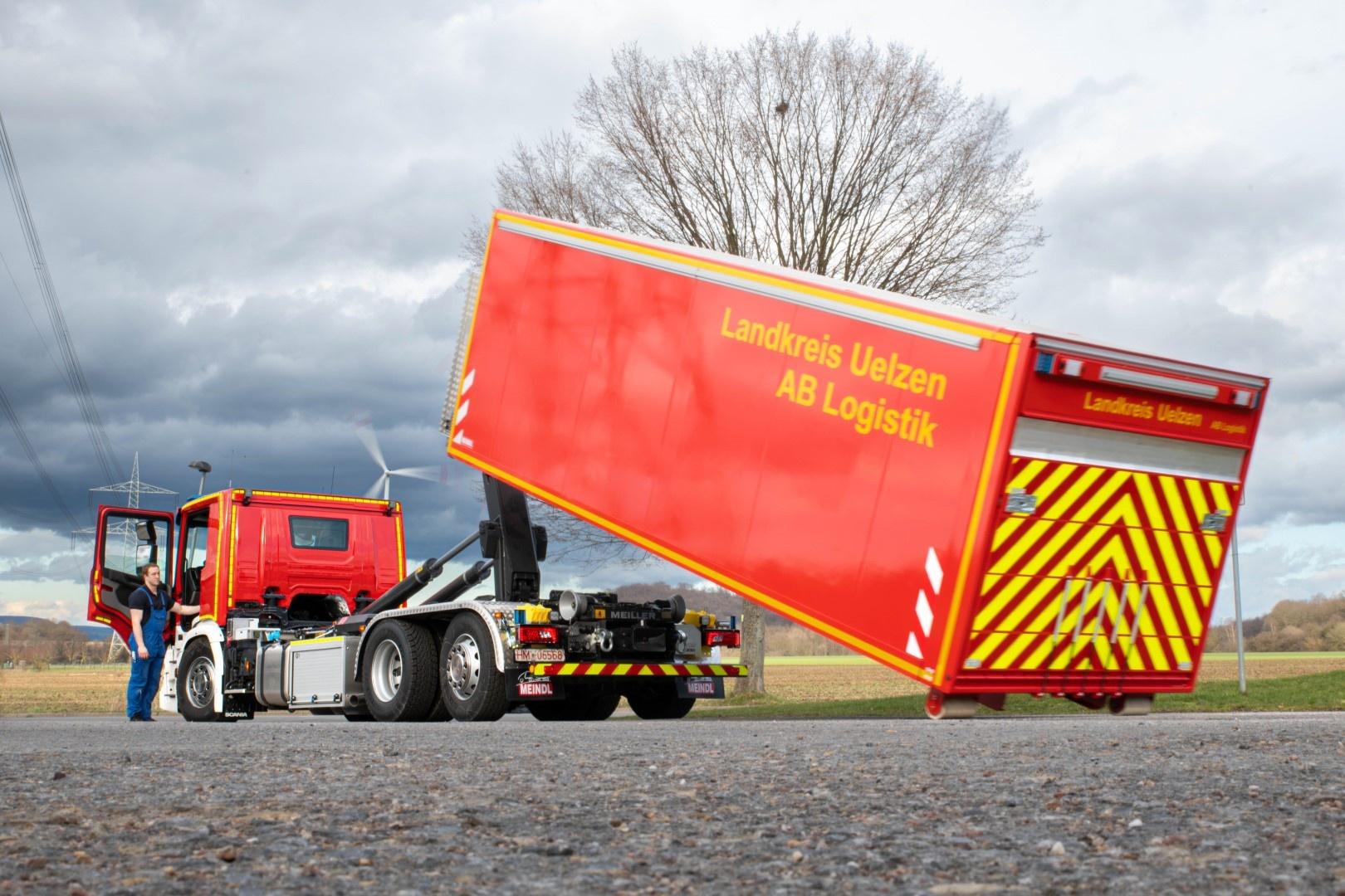 Wechsellader Feuerwehr Beckum zieht Abrollbehälter Logistik Feuerwehr Uelzen auf